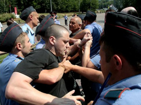 Приехавшие в лагерь милиционеры вместо футбольных фанатов стали задерживать активистов. Фото: РИА Новости