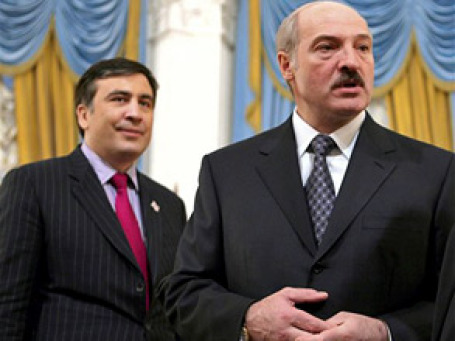 Лукашенко, бывший директор совхоза, которого часто называют последним диктатором Европы, и выпускник юридического факультета Колумбийского университета Саакашвили, считающий себя борцом за демократию, могут показаться странной парой. Фото: AP