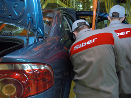 Сейчас на линии по производству легковых автомобилей «ГАЗа» собирается только Volga Siber в количестве примерно 45 штук в день при том, что проектная мощность линии — до 100 тысяч в год. Фото: РИА Новости