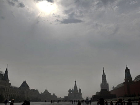 Сегодня утром видимость в столице местами составляла 20–50 метров. Фото: РИА Новости