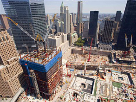 В 200 метрах от Ground Zero — котлована на месте башен-близнецов, разрушенных во время теракта 11 сентября 2001 года, могут построить мусульманский культурный центр и мечеть за 100 млн долларов. Фото: AP