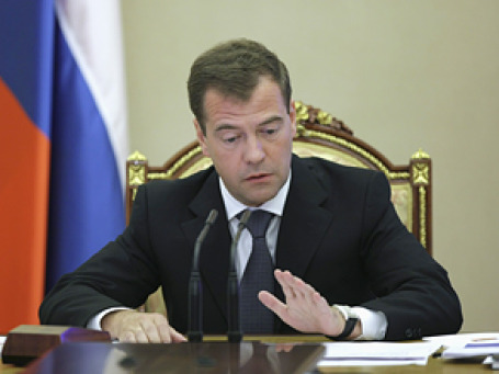 Если еще что-нибудь загорится, ответят все, предупредил президент Медведев главу Минобороны после пожара на базе ВМФ под Коломной. Фото: РИА Новости