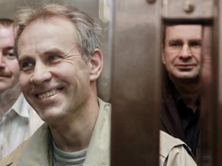 Начальник службы безопасности Андрей Ермилов и бывший вице-президент компании «Евросеть» Борис Левин. Фото: РИА Новости