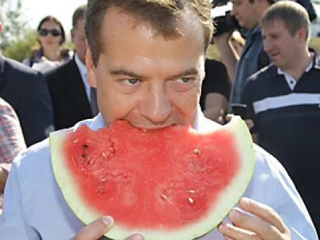 Дмитрий Медведев уже указал разным ведомствам на  необходимость пресекать попытки необоснованного завышения цен на продукты питания. Фото: РИА Новости