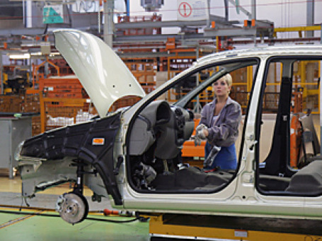 «АвтоВАЗ» готовится поставить на производство две новые модели — Lada Granta и R90. Фото: РИА Новости
