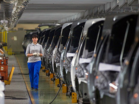 «АвтоВАЗ» в 1,5 раза увеличил производственный план на 2011 год . Фото: РИА Новости