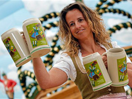 Официантки в традиционном баварском одеянии и с пивными кружками в крепких руках — неотъемлемый атрибут 17-дневного Октоберфеста. Фото: AP