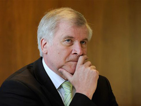 Хорст Зеехофер, лидер партии ХСС и премьер-министр Баварии, попал в Германии под огонь критики из-за своего призыва остановить иммиграцию мусульман в страну. Фото: AP