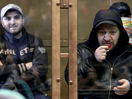 Уроженцы Чечни Асланбек Дадаев и Элимпаша Хацуев (слева направо), обвиняемые в убийстве Руслана Ямадаева, во время оглашения приговора в Московском городском суде. Фото: РИА Новости