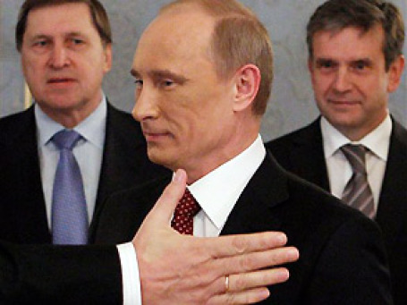 Пресс-служба Владимира Путина заявила, что на лице премьера не было синяка, который разглядели СМИ, а просто так падал свет. Фото: AP