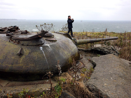 Дмитрий Медведев на острове Кунашир, с которого в ясную погоду видна Япония. Фото: РИА Новости