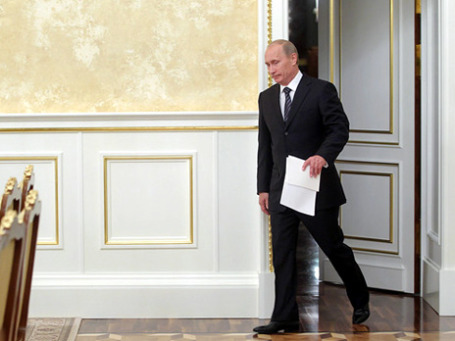 В руках премьер-министра Владимира Путина документ, после оглашения которого цены на Чикагской бирже подскочили на 0,8%. Фото: РИА Новости