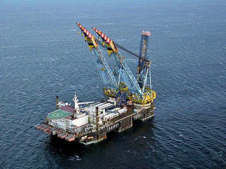 С борта судна, укладывающего трубы газопровода Nord Stream, Владимир Путин попытался в очередной раз заинтересовать инвесторов проектом «Южный поток». Фото: south-stream.info