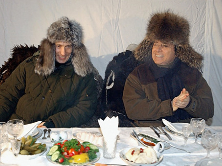 На встрече с Владимиром Путиным Берлускони не только примерял ушанку, но и пел для своего друга. Фото: РИА Новости