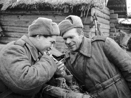 «Давай закурим, товарищ, по одной» — теперь не про российскую армию. Фото: РИА Новости