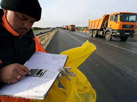 В 2010 году сумма, потраченная на строительство трасс, составила 274 млрд рублей, еще 200 млрд пошло на их содержание. Фото: РИА Новости
