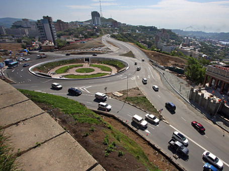 По новым правилам с точностью до наоборот изменится логика проезда круговых перекрестков. Фото: РИА Новости