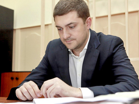 На заседании суда подсудимый, уволившийся из органов по собственному желанию, держался особняком от своих адвокатов. Фото: РИА Новости