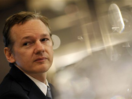 По словам основателя ресурса WikiLeaks Джулиана Ассанжа, он по-прежнему «сидит на кладезе секретных документов», половина которых касается частного сектора. Фото: AP
