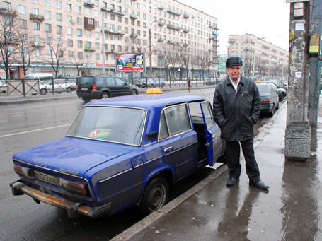Власти Москвы хотят выгнать торговцев и бомбил с привокзальных площадей. Фото: BFM.ru