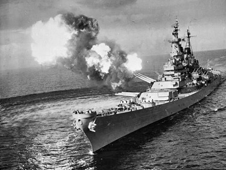 Американский военный корабль «Миссури» обстреливает Северную Корею. Снимок сделан в 1951 г. Фото: AP