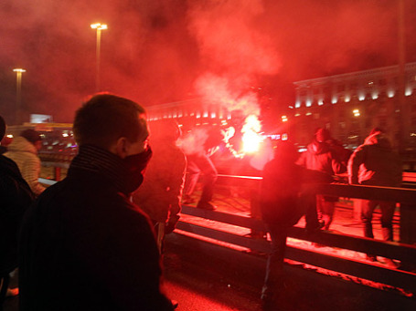 Из-за убийства болельщика «Спартака» футбольные фанаты во вторник вечером на полчаса перекрыли движение по Ленинградскому проспекту. Фото: РИА Новости