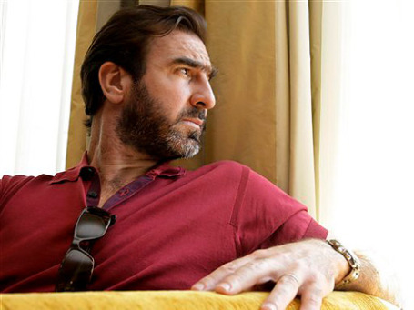 Бывший нападающий футбольной команды «Манчестер Юнайтед» Эрик Кантона заявил, что пришло время для «бескровного» восстания против капитализма. Фото: AP