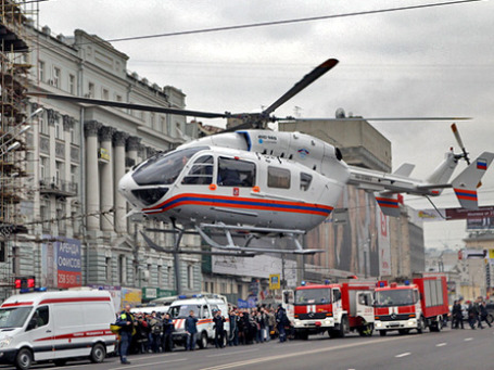 Спасательный вертолет эвакуирует раненых после взрыва в метро «Парк культуры» в центре Москвы. Фото: РИА Новости