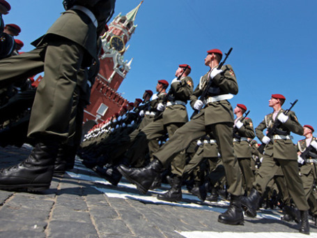 Пока войска московского гарнизона четко печатали шаг перед почетными гостями на Красной площади, родные горняков на шахте «Распадская» пытались узнать правду о своих близких. Фото: РИА Новости