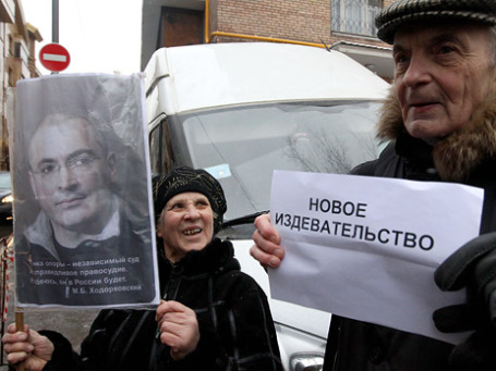 «Оглашение приговора по уголовному делу М. Б. Ходорковского, П. Л. Лебедева состоится 27 декабря в 10:00», такое объявление появилось на дверях Хамовнического суда. Фото: РИА Новости