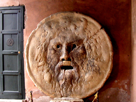 В средневековой Италии доносы складывали в Bocca della Verita, «уста правды». В России XXI века для этого существуют более технологичные решения. Фото: ~ l i t t l e F I R E ~/flickr.com