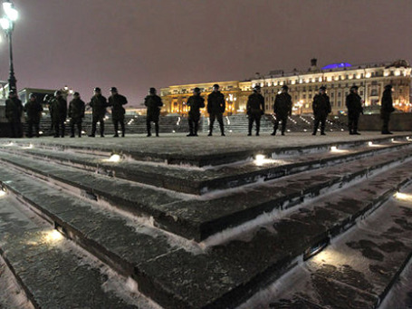 ОМОН перекрыл доступ молодежи на Манежную площадь. Фото: РИА Новости