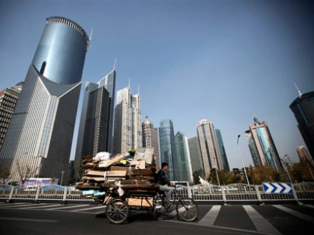 Китай продолжает демонстрировать стремительный рост, тогда как многие обремененные долгом западные экономики испытывают трудности. Фото: АР