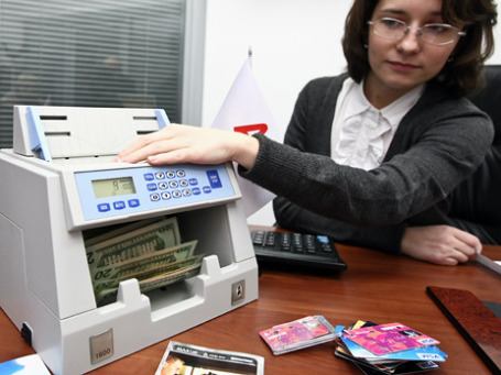 Выпуск бумаги, номинированной в валюте, означает возложение на конкретного чиновника дополнительного риска, связанного с возможным ростом курса валюты за время жизни облигации. Фото: РИА Новости