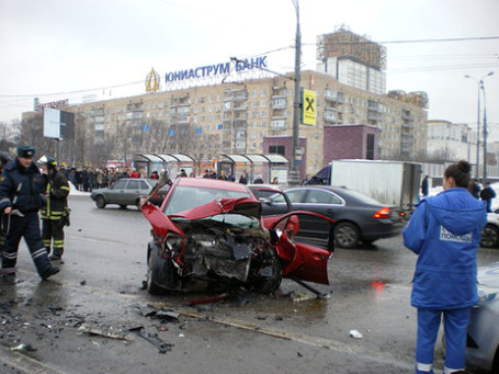 Авария на Ленинском проспекте случилась 25 февраля 2010 года у дома 30. Фото: РИА Новости