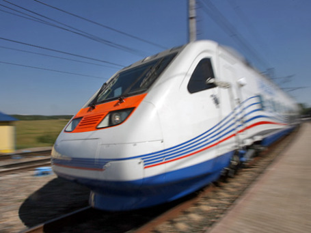 «Сапсан» способен развивать скорость до 350 км в час, однако на российских железных дорогах его скорость ограничена 250 км. Фото: Григорий Собченко/BFM.ru