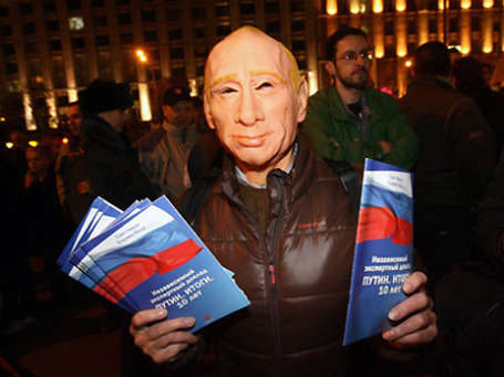 Сторонники Бориса Немцова распространяют доклад «Путин. Итоги. 10 лет». Фото: PhotoXPress