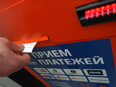 Вполне возможно, максимальный анонимный перевод наличных денег будет ограничен 3 тысячами рублей вместо нынешних 15 тысяч. Фото: РИА Новости