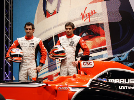 Пилоты команды Marussia Virgin Racing Тимо Глок и Жером Д'Амброзио (слева направо) позируют возле нового гоночного болида MVR-02 во время презентации. Фото: РИА Новости
