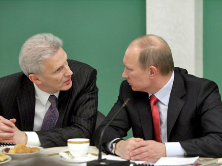 Несмотря на свою любовь к физкультуре, Владимир Путин призвал Андрея Фурсенко добавить и другие предметы в список обязательных для изучения в школе. Фото: РИА Новости