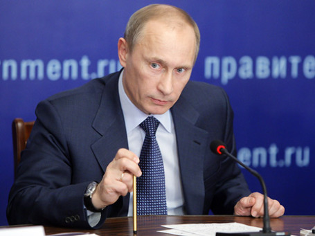 Владимир Путин взялся за цены на топливо: он предложил ФАС провести проверку, раскритиковал нефтяные комании и предложил создать биржу. Фото: РИА Новости