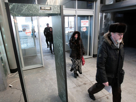 Вместо ранее обещанных 60 рамок-металлоискателей на вокзалах двух столиц была установлена сотня металлодетекторов. Фото: РИА Новости