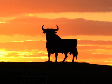 Этот стилизованный бык в середине прошлого века был рекламным символом производителя хереса Osborne, а с годами стал символом Испании. Фото: Jon Sodapop/flickr.com