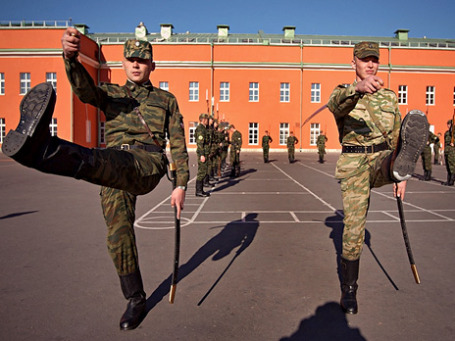 Российской армии власть обещает помочь и деньгами, и добрым словом. Фото: ИТАР-ТАСС