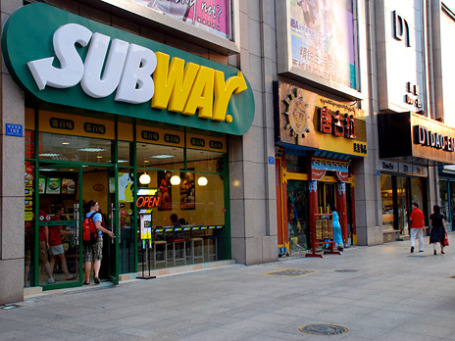 Закусочные Subway по сравнению с ресторанами McDonald's имеют меньшую площадь, что требует меньше вложений в открытие новых точек. Фото: Steve Webel/flickr.com