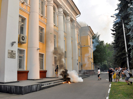 28 июля 2010 года противники строительства трассы «Москва—Санкт-Петербург» забросали администрацию Химок бутылками, камнями и файерами. Фото: РИА Новости