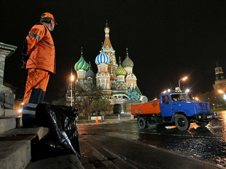Заместитель мэра Москвы Андрей Шаронов предлагает сделать уборку мусора «вкусным» бизнесом. Фото: РИА Новости