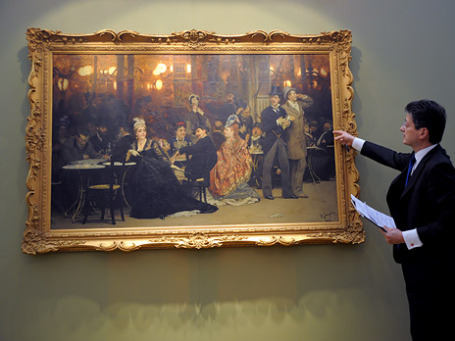 Алексей Тизенгаузен, глава международного департамента русского искусства Christie's, представил СМИ картину Ильи Репина «Парижское кафе». Фото: Григорий Собченко/BFM.ru