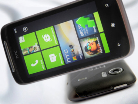 В смартфонах всех производителей интерфейс WP 7 выглядит практически одинаково. Фото: Григорий Собченко/BFM.ru