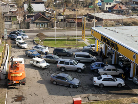 Барнаул. 27 апреля. Автомобильная очередь на АЗС «Роснефти». Фото: ИТАР-ТАСС